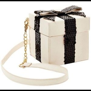 24HR DROP⬇️ SHIPS TODAY❗️🦄 Betsey Johnson Gift box crossbody Rare